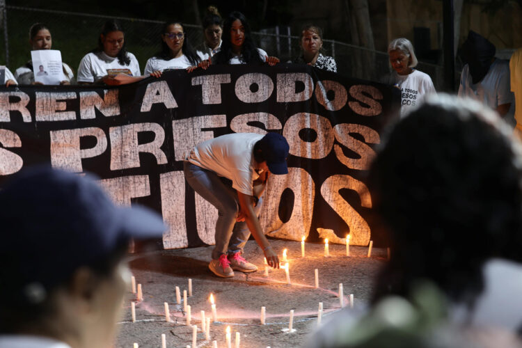 Familiares de presos políticos participan en una vigilia este viernes, en las afueras del Rodeo I, una cárcel ubicada en Guatire, cerca de Caracas (Venezuela). EFE/ Ronald Peña R