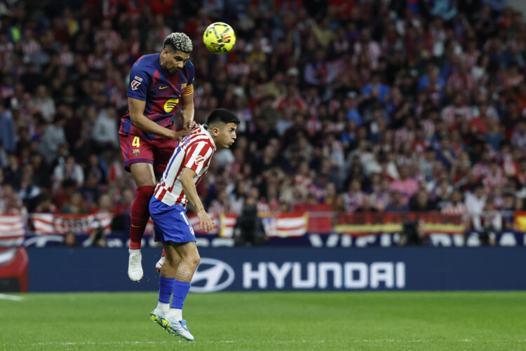 El defensa uruguayo del Barcelona Ronald Araújo (IZ) y el centrocampista mexicano del Atlético de Madrid Obed Vargas durante el partido dela jornada 30 de LaLiga EA Sports este sábado, en el Estadio Riyadh Air Metropolitano de la capital española. EFE/ Chema Moya