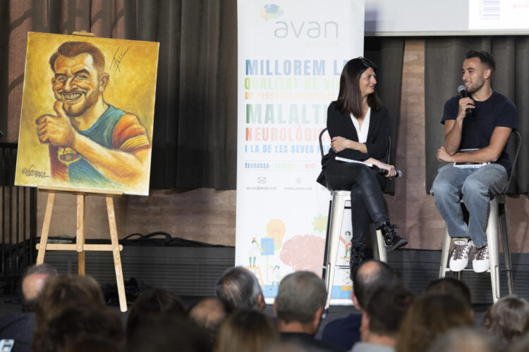 El central del Barcelona Eric Garcia , junto a la directora general de la Fundación Avan, Anna Soler (i) , durante la presentación de la vigésima primera edición del libro 'Relatos Solidarios del Deporte' en la Antigua Fábrica Damm desde donde aseguró que caer eliminados a manos del Atlético de Madrid en los cuartos de final de la Liga de Campeones "no quita mérito" a lo que han hecho en LaLiga EA Sports, competición que el equipo azulgrana lidera con nueve puntos de ventaja sobre el Real Madrid a siete jornadas para su finalización. EFE/ Marta Pérez
