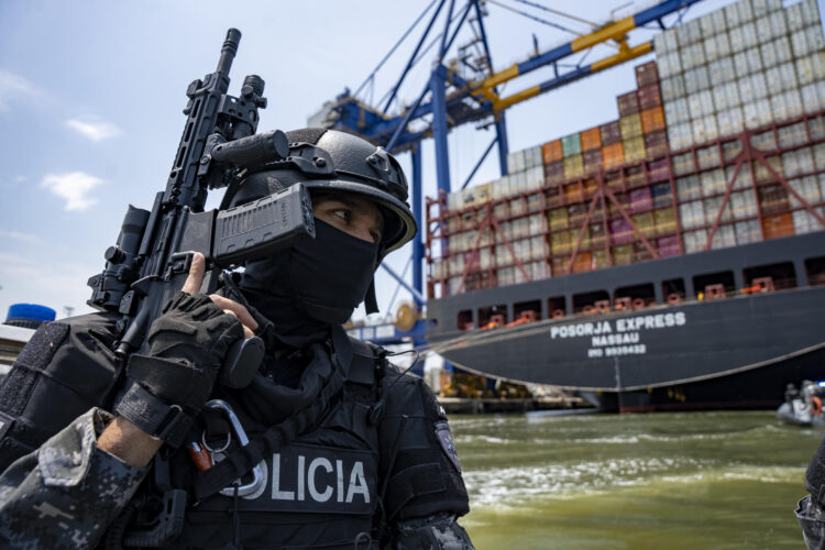 Integrantes del Grupo Especial Móvil Antinarcóticos de Ecuador (GEMA) realizan operativos de control antidrogas este 7 de abril de 2026, en el Golfo de Guayaquil (Ecuador). EFE/ Mauricio Torres