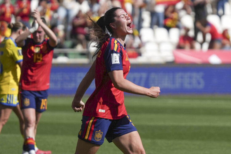 La jugadora de la selección española María Méndez celebra uno de los goles conseguidos por el equipo español durante el partido de la fase de clasificación para el Campeonato del Mundo 2027 entre España y Ucrania, disputado este sábado en el estadio Nuevo Arcangel de Córdoba. EFE/ RAFA ALCAIDE