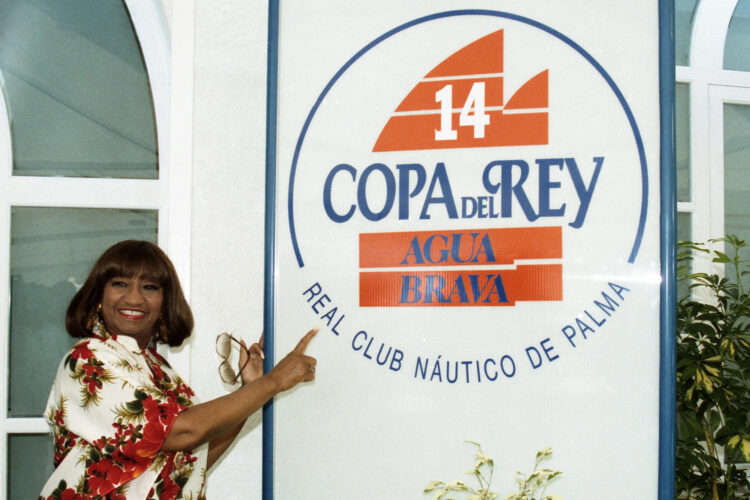 Fotografía de archivo del 4 de agosto de 1995 donde aparece la cantante cubana Celia Cruz durante su visita al Club Naútico de Palma en Palma de Mallorca (España). EFE/Manuel H. De León ARCHIVO