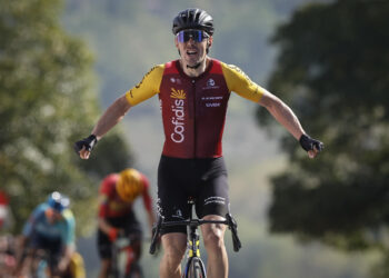 Aranburu se da un homenaje en el muro de Galdakao; Seixas suma y sigue