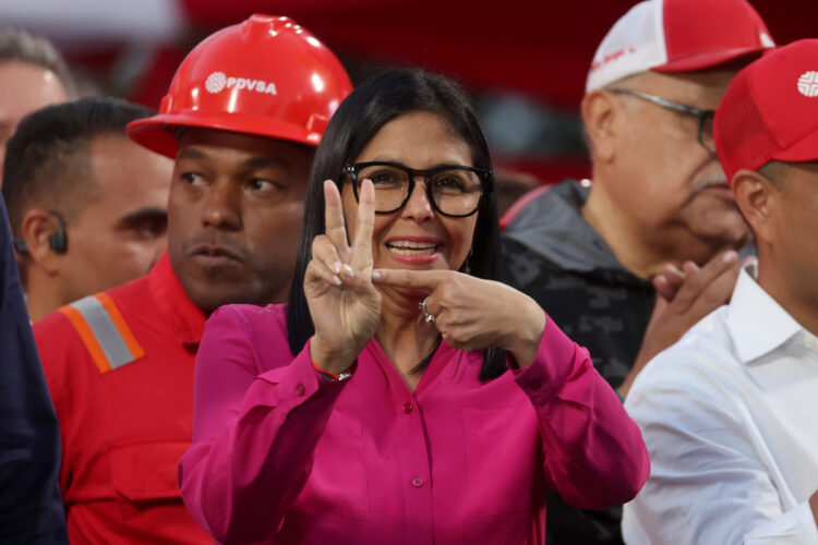 La presidenta encargada Delcy Rodríguez reacciona al ser recibida por simpatizantes durante una manifestación en Caracas | Foto EFE/ Miguel Gutiérrez