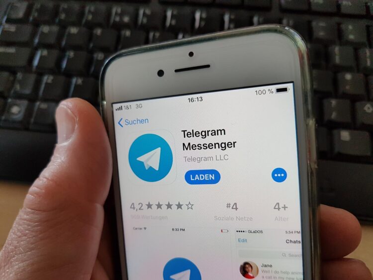 Fotografía de archivo de la aplicación Telegram Messenger en un teléfono. EFE/ Mauritz Antin