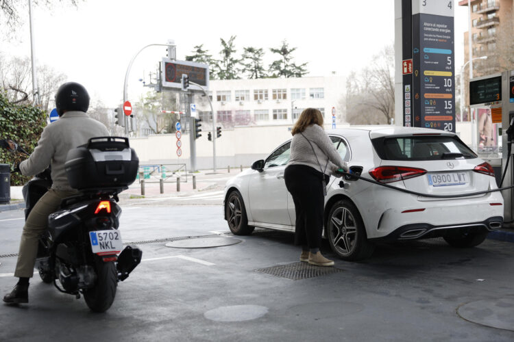 Imagen de archivo de una gasolinera en Madrid.EFE/Mariscal