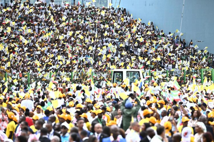 El Papa León XIV llega para oficiar la Santa Misa en el Estadio de Malabo en Malabo, Guinea Ecuatorial, el 23 de abril de 2026. El Papa León XIV se encuentra en viaje apostólico a Guinea Ecuatorial. (Papa, Guinea Ecuatorial, República Guinea) EFE/EPA/LUCA ZENNARO