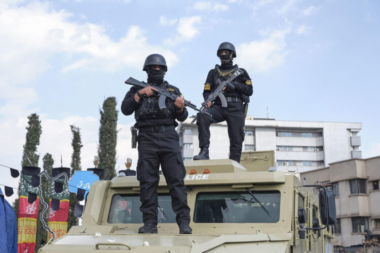 Dos soldados desplegados en el funeral del comandante de las Fuerzas Navales de la Guardia Revolucionaria Alireza Tangsiri en la plaza Engelab de Teherán el 1 de abril. EFE/ Jaime León