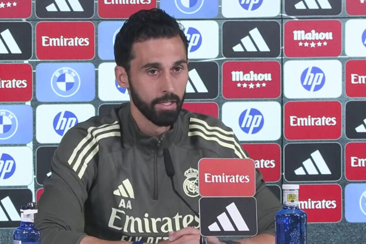 El entrenador del Real Madrid Álvaro Arbeloa, en su primera comparecencia tras la eliminación de la Liga de Campeones, reconoció este lunes que el jugador francés Eduardo Camavinga, señalado por la expulsión ante el Bayern Múnich que pudo haber costado la eliminación, está dolido por un error "grave del árbitro". EFE/Santiago Castro