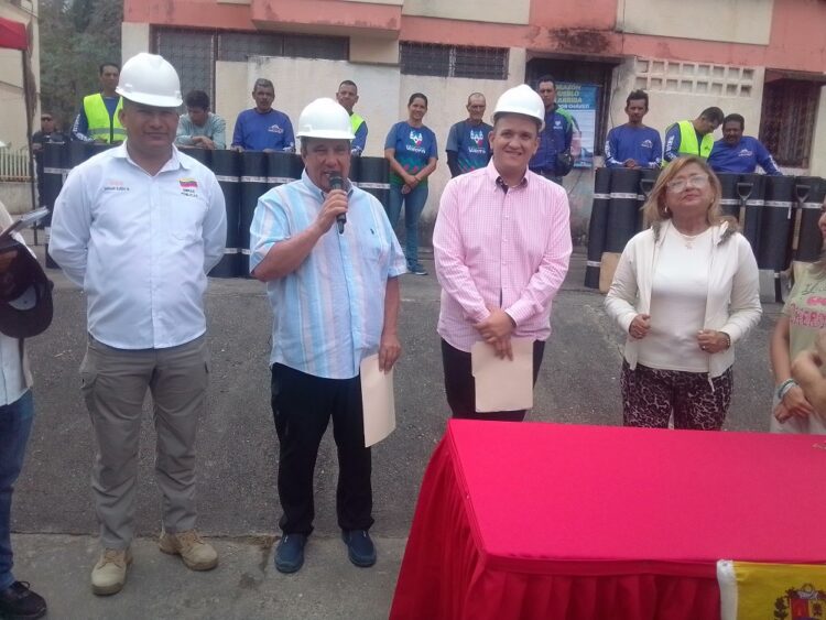 Gobernador se dirige a la comunidad de los bloques