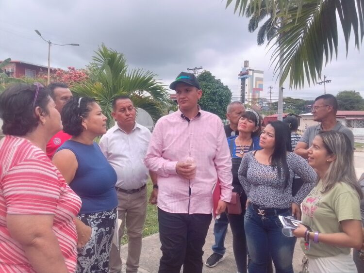 Alcalde Alfredy Moreno escucha a la dirigencia comunitaria