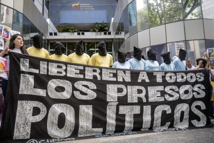 Familiares reclaman la liberación de los presos políticos | Foto: Maryorin Méndez / AFP