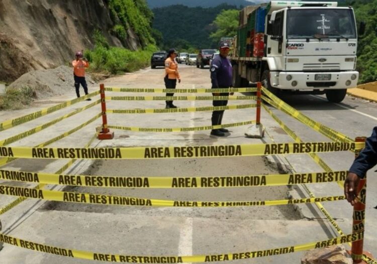 Una roca de gran tamaño cayó en la Troncal 008 en Mérida | Foto: Gobernación de Mérida