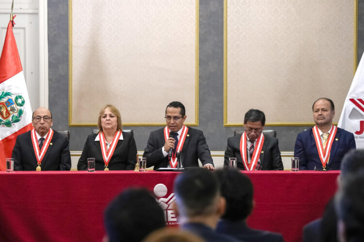 El presidente del Jurado Nacional de Elecciones (JNE), Roberto Burneo (c), habla durante la ceremonia de proclamación de resultados de las fórmulas que buscarán la jefatura de Estado para el período 2026-2031 en Lima (Perú). EFE/ John Reyes Mejia