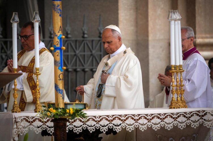 El papa León XIV preside una misa ante el Santuario de la Virgen del Rosario en el Santuario de Pompeya como parte de su visita pastoral a Pompeya, Italia, 08 de mayo de 2026. EFE/EPA/CESARE ABBATE