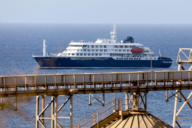 - El crucero holandés MV Hondius se encuentra anclado frente a la costa de la ciudad de Praia, en la isla de Santiago, Cabo Verde, este lunes, tras la muerte de tres personas a bordo a causa de un síndrome respiratorio agudo. La Organización Mundial de la Salud (OMS) informó de un caso confirmado y cinco casos sospechosos adicionales de infección por hantavirus en el buque que navega en el océano Atlántico. Tres de los afectados han fallecido y uno se encuentra actualmente en cuidados intensivos en Sudáfrica. EFE/ Elton Monteiro