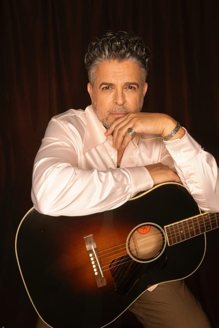 - Fotografía cedida por Basilio Silva donde aparece el cantante y compositor nicaragüense, Luis Enrique, quien con más de 30 años de trayectoria es uno de los artistas más reconocidos de su país. El 'Príncipe de la salsa', conocido por su éxito 'Yo no sé mañana', presenta este viernes 'El alma en clave', su primer disco inédito en 13 años, mientras percibe que el género y la música latina están en la cúspide, según cuenta el cantante nicaragüense en una entrevista. EFE/ Basilio Silva /