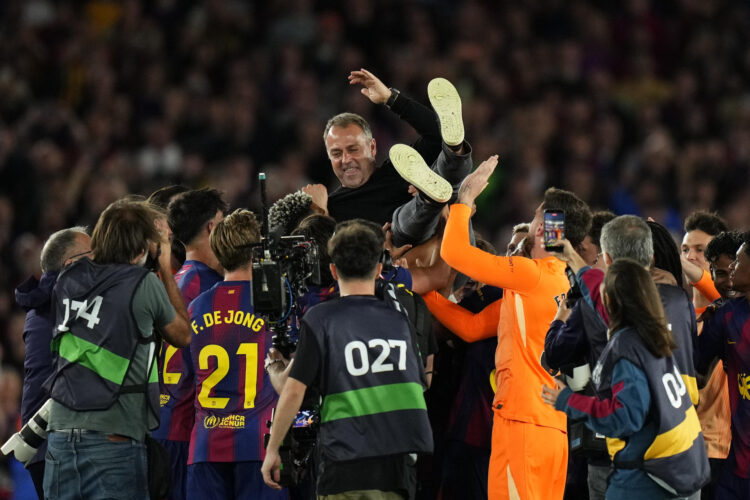 El técnico alemán del FC Barcelona, Hansi Flick, manteado por sus jugadores al finalizar el encuentro correspondiente a la jornada 35 de LaLiga que FC Barcelona y Real Madrid disputaron este domingo en el Camp Nou, en Barcelona. EFE/Siu Wu.