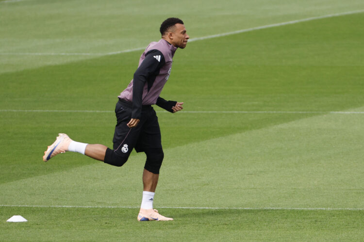El delantero francés del Real Madrid Kylian Mbappé durante el entrenamiento de este miércoles en la Ciudad Deportiva de Valdebebas en la víspera del encuentro liguero que el conjunto blanco disputa ante el Real Oviedo. EFE/Mariscal