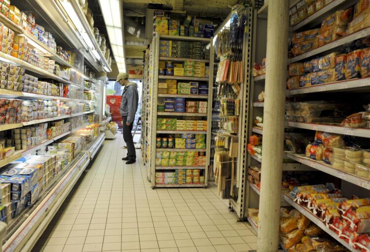 Fotografía de archivo de un cliente observando las estanterías de un supermercado en París, Francia, EFE/Horacio Villalobos