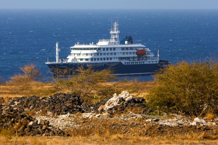 El crucero holandés MV Hondius (atrás), anclado frente a la costa de la ciudad de Praia en la isla de Santiago, Cabo Verde, este lunes 4 de mayo de 2026, después de que tres personas murieran a bordo a causa de un síndrome respiratorio agudo. La Organización Mundial de la Salud (OMS) informó de un caso confirmado y cinco casos sospechosos adicionales de infección por hantavirus en el buque que navega en el Océano Atlántico. Tres de los afectados han muerto y uno se encuentra actualmente en cuidados intensivos en Sudáfrica. (Cabo Verde, Sudáfrica) EFE/EPA/ELTON MONTEIRO