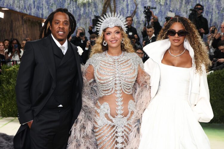 La cantante estadounidense Beyonce (c) posa este lunes, durante la alfombra blanca de la Met Gala en Nueva York (EE.UU.). junto a su marido, el rapero Jay-Z y su hija Blue Ivy (dcha). EFE/Octavio Guzmán.