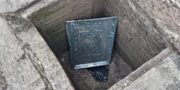 Persona cayó en un hueco en pleno centro de Boconó 