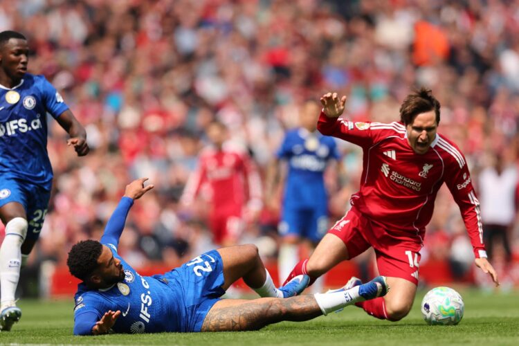El jugador del Liverpool Federico Chiesa recibe una falta de Reece James, del Chelsea FC, durante el partido de la Premier League que han jugado Liverpool FC y Chelsea FC, en Liverpool, Reino Unido. EFE/EPA/ASH ALLEN
