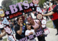 Aficionados de BTS acuden a concierto en Ciudad de México a pesar de la escasez de boletos