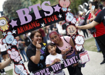 Aficionados de BTS acuden a concierto en Ciudad de México a pesar de la escasez de boletos