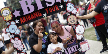 Aficionados de BTS acuden a concierto en Ciudad de México a pesar de la escasez de boletos