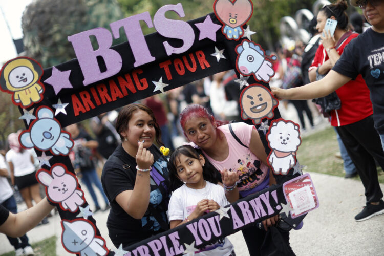 Seguidoras del grupo surcoreano de K-pop BTS posan antes de un concierto este jueves, en el estadio GNP en Ciudad de México (México). EFE/Sáshenka Gutiérrez