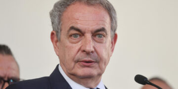 El juez bloquea 490.780 euros de las cuentas del expresidente español Zapatero