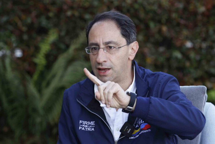 El candidato a la vicepresidencia de Colombia, José Manuel Restrepo, habla en entrevista con EFE este miércoles, en Bogotá (Colombia). EFE/ Mauricio Dueñas Castañeda
