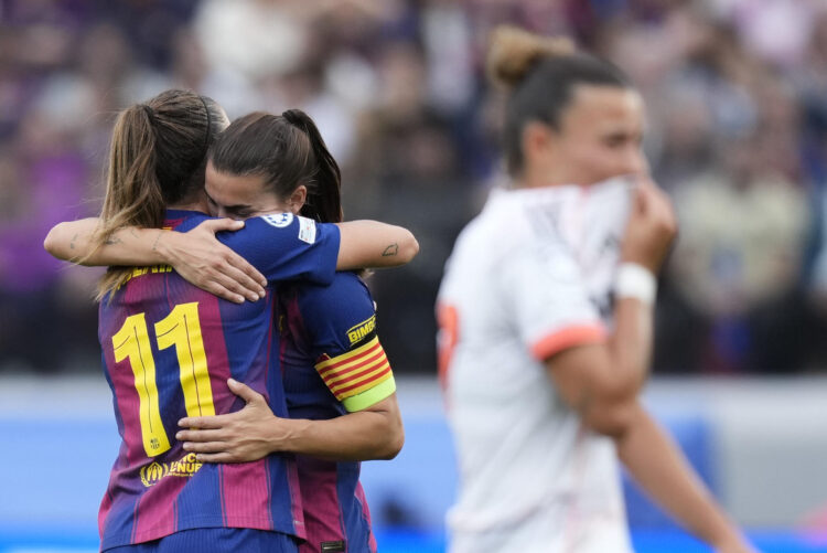 Alexia Putellas se abraza a Patri Guijarro tras entregarle el brazalete de capitana, durante la victoria sobre el Bayern Múnich F, en la vuelta de la semifinal de la Liga de Campeones Femenina. EFE/ Enric Fontcuberta