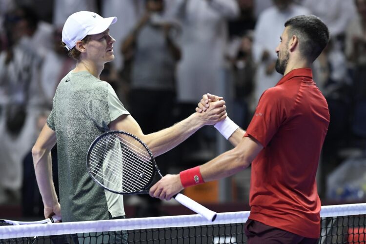 Jannik Sinner saluda a Novak Djokovic (d) durante el partido que los enfrentó en Riad, el 17 de octubre de 2024. EFE/EPA/STR
