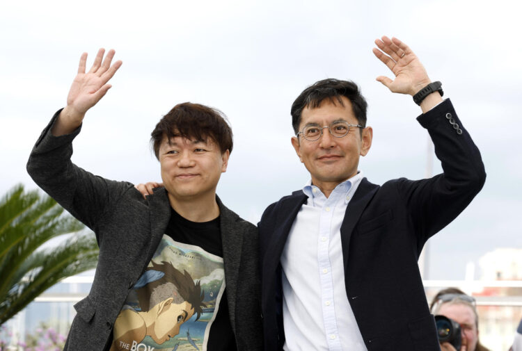 El director japonés Goro Miyazaki (d) y Kenichi Yoda de Studio Ghibli, en una fotografía de archivo del 20 de mayo de 2024. Studio Ghibli, premiado hoy con el Princesa de Asturias de Comunicación y Humanidades, es considerado como uno de los mejores estudios de animación del mundo y en 2024 fue la primera entidad en recibir la Palma de Oro de Honor del Festival de Cannes. Fue fundado en junio de 1985 por los directores Hayao Miyazaki e Isao Takahata, junto con el productor Toshio Suzuki, y desde su nacimiento desarrolló un cine con identidad propia que aportó un nuevo enfoque al mundo de la animación, con obras llenas de poesía y compromiso humanista y ecológico.-EFE/ Sebastien Nogier