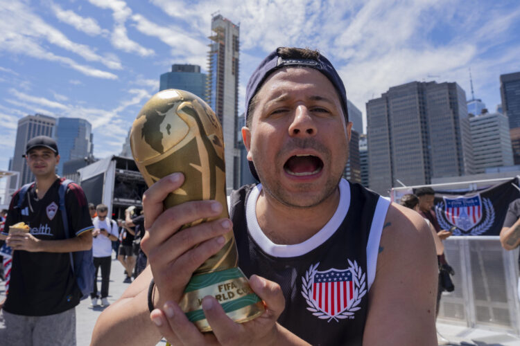 En la imagen de archivo, un aficionado de la selección de fútbol de Estados Unidos reacciona previamente al anuncio de la lista oficial de jugadores convocados para el Mundial 2026, en Nueva York (Estados Unidos). EFE/ Ángel Colmenares