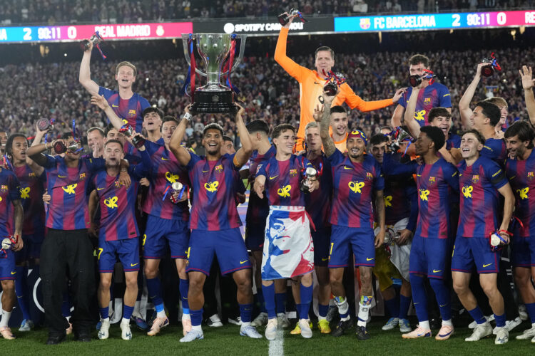 Los jugadores del FC Barcelona celebran el título de Liga con el trofeo al finalizar el encuentro correspondiente a la jornada 35 de LaLiga que FC Barcelona y Real Madrid disputaron este domingo en el Camp Nou, en Barcelona. EFE/Andreu Dalmau