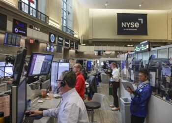 Wall Street abre en rojo, tras caída de las tecnológicas, ante incertidumbre por la guerra