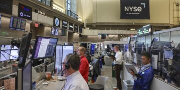 Wall Street abre en rojo, tras caída de las tecnológicas, ante incertidumbre por la guerra