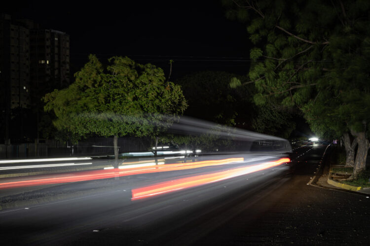 Fotografía del 23 de abril del 2026 que muestra carros transitando por una vía durante un apagón en Maracaibo (Venezuela). EFE/ Henry Chirinos