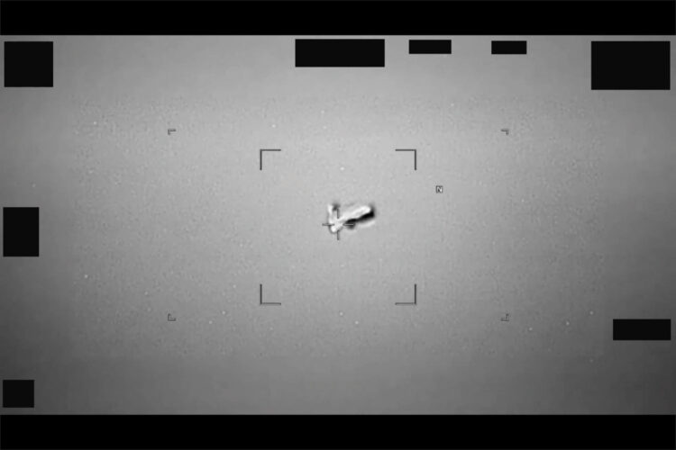 Imagen divulgada por el Departamento de Guerra de Estados Unidos de una captura de video del Comando Indo-Pacífico de los EE.UU. proyectado durante la presentación de un informe sobre el avistamiento en el 2024 de un fenómeno anómalo no identificado con una forma similar a la de un balón de fútbol americano cerca de Japón. EFE/ Departamento de Guerra de EEUU