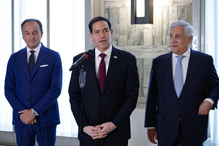 - (I-D) El presidente de la Región del Piamonte, Alberto Ciro, el Secretario de Estado de EE. UU., Marco Rubio, y el Viceprimer Ministro y Ministro de Asuntos Exteriores de Italia, Antonio Tajani, se reúnen en el Palazzo della Farnesina, Ministerio de Asuntos Exteriores de Italia en Roma, Italia, el 08 de mayo de 2026. Rubio se encuentra en la capital italiana para reuniones de alto nivel con funcionarios italianos y del Vaticano. (Italia, Roma) EFE/EPA/FABIO FRUSTACI