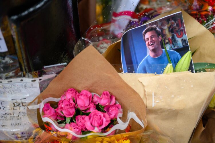 Imagen de archivo de una ofrenda floral al actor Matthew Perry. EFE/EPA/Tamas Vasvari HUNGARY OUT