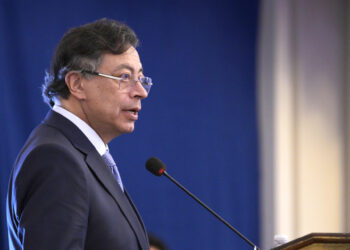 Petro dice que las armas que matan civiles en el suroeste de Colombia llegan desde Ecuador