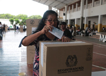 Colombia cierra los colegios electorales y empieza el conteo de los votos para presidente
