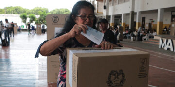 Colombia cierra los colegios electorales y empieza el conteo de los votos para presidente