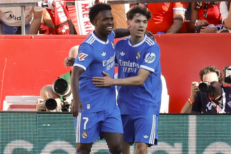 El delantero del Real Madrid Vinicius Jr. (i) celebra su gol durante el partido de la jornada 37 de LaLiga que Sevilla FC y Real Madrid disputaron en el estadio Ramón Sánchez-Pizjuán, en Sevilla. EFE/José Manuel Vidal