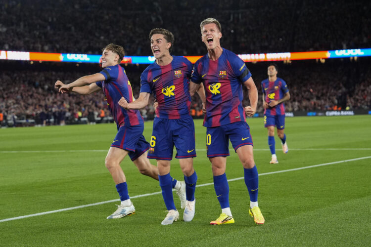 Los jugadores del FC Barcelona (i-d) Fermín López, Gavi y Dani Olmo celebran el segundo gol durante el encuentro correspondiente a la jornada 35 de LaLiga que FC Barcelona y Real Madrid disputan este domingo en el Camp Nou, en Barcelona. EFE/Siu Wu